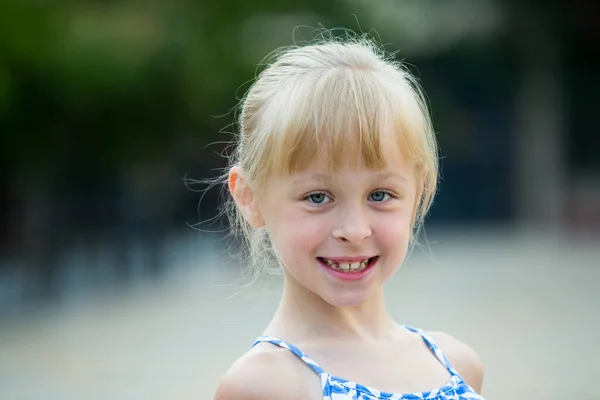 Szoros kép boldog kislány — Stock Fotó