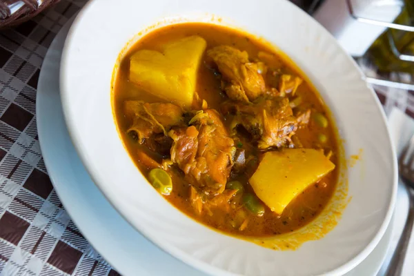 Gros plan de poulet cuit savoureux dans des sauces avec des pommes de terre à plat — Photo