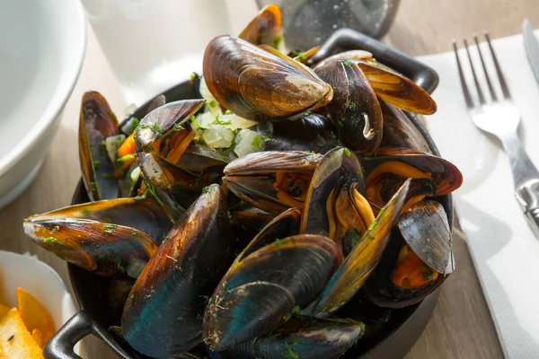 Plato francés - mejillones con salsa de cebolla —  Fotos de Stock