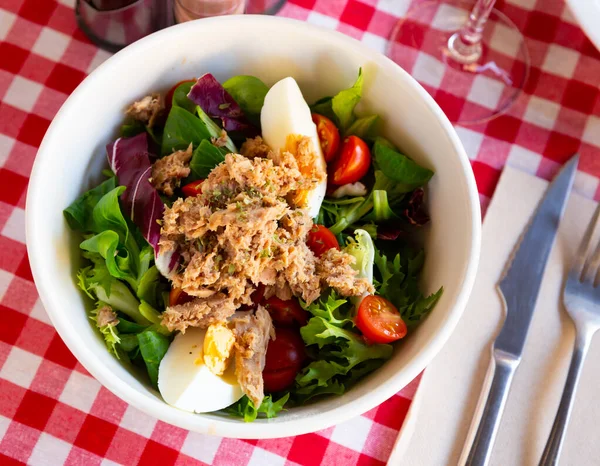 Assiette de salade avec thon, œufs et tomates cerises — Photo