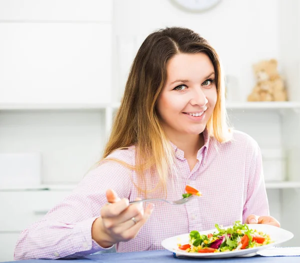 Mujer degustación fresca ensalada verde — Foto de Stock