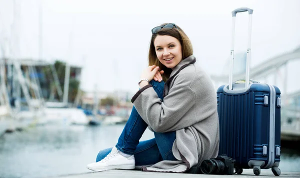 Female tourist standing at pier — Stock Photo, Image