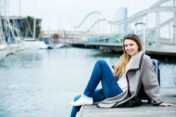 Turista donna in piedi al molo — Foto Stock