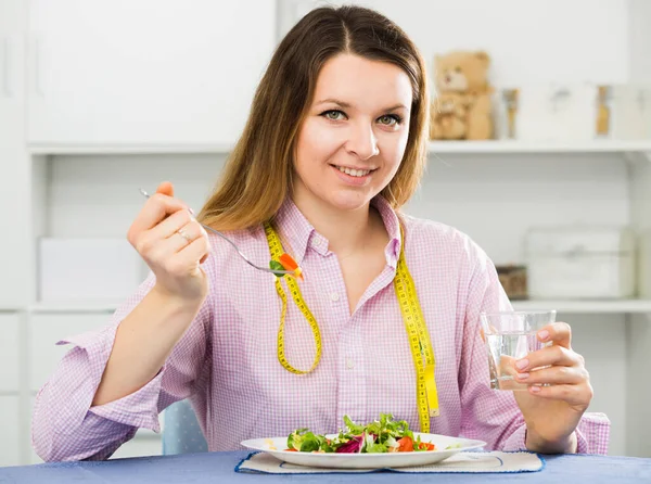 Женщина ест здоровую пищу, чтобы похудеть — стоковое фото