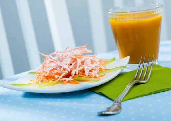 Petit déjeuner avec salade de carottes et céleri — Photo