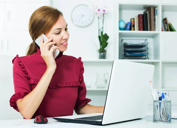 Kvinna med telefon på kontoret — Stockfoto