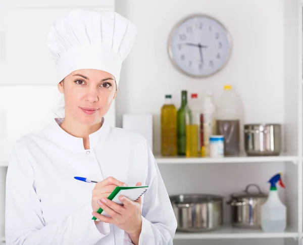 Vrouwelijke kok in café — Stockfoto