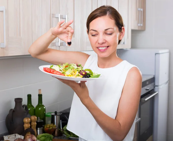 Frau serviert Salat — Stockfoto