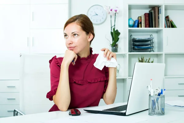 Frau macht Fehler und wischt sich Tränen bei der Arbeit — Stockfoto