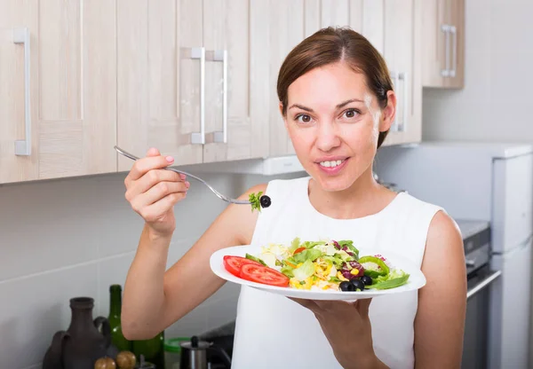 笑顔の女性がサラダを食べて — ストック写真