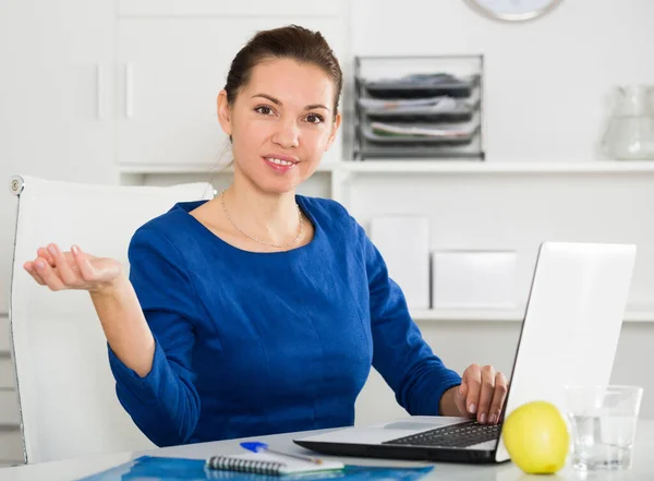 Mujer trabajando productivamente — Foto de Stock