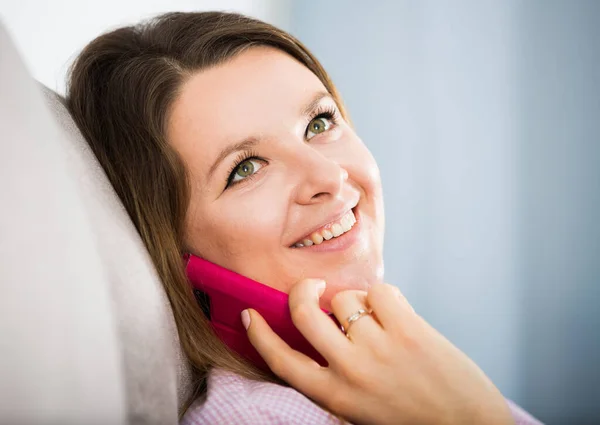 Woman using phone — Stock Photo, Image