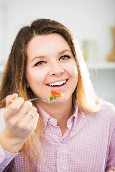 Yeşil salata yiyen kız — Stok fotoğraf