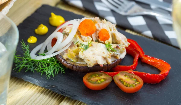 Salada de frango servida em berinjela — Fotografia de Stock