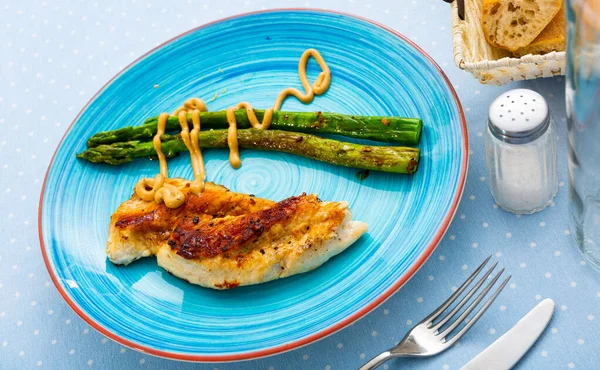 Petto di pollo alla griglia con asparagi e salsa — Foto Stock