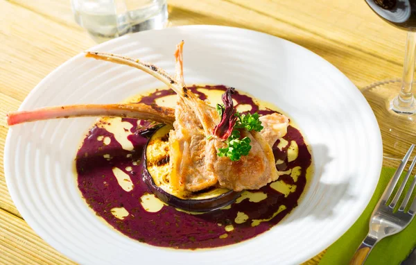 Costillas de cordero con berenjena y salsa de vino —  Fotos de Stock