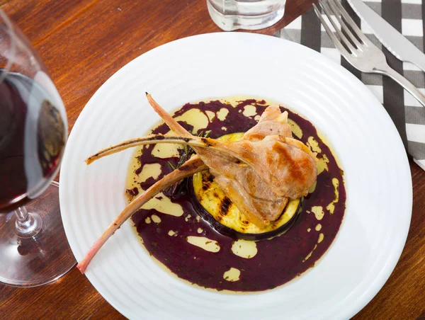 Costillas de cordero con berenjena y salsa de vino — Foto de Stock