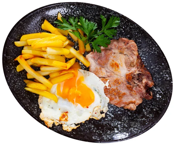 Petrezselyemlevéllel díszített tükörtojással felszolgált hús és burgonya — Stock Fotó