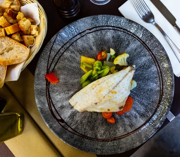 Pieczony dorado filet rybny z brokułami, marchewką i pieprzem — Zdjęcie stockowe