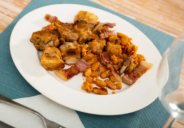Cocina de cerdo asado americano con frijoles servidos en plato sobre mesa de madera — Foto de Stock