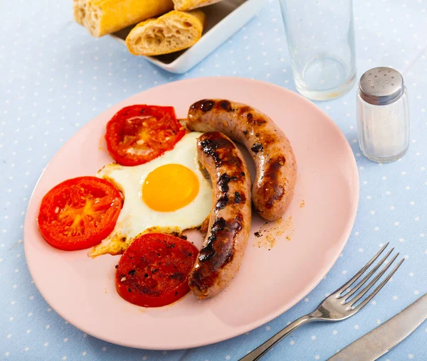 Zdrowe śniadanie z jajecznicą z kiełbasą — Zdjęcie stockowe