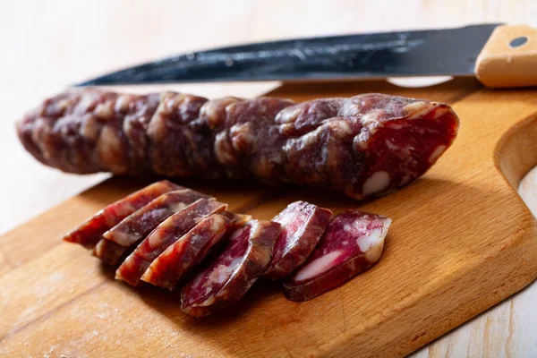 Нарезанная французская сухая колбаса — стоковое фото