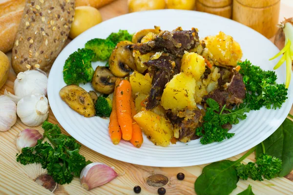 Boeuf cuit avec pommes de terre, champignons, carottes, brocoli — Photo