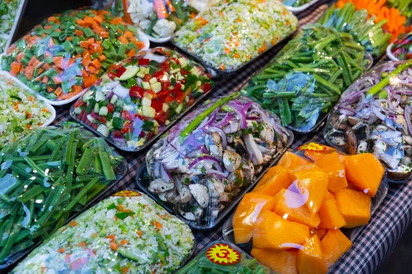 Conjuntos de verduras picadas envueltas en película en estantes de supermercados — Foto de Stock