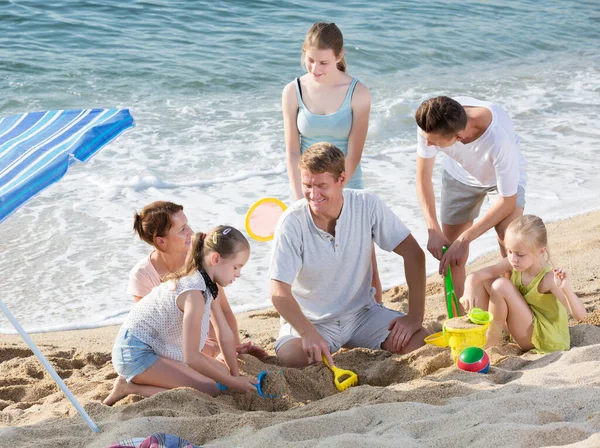 Eltern mit vier spielenden Kindern — Stockfoto