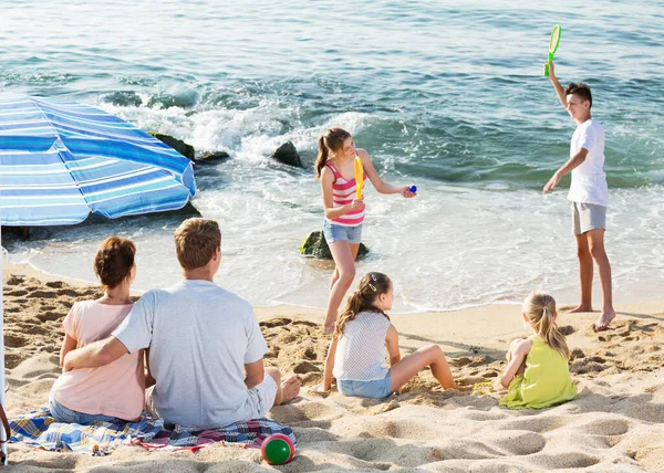 Große Familie ruht sich am Strand aus — Stockfoto