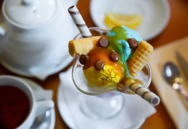 İki top dondurma, waffle ve çikolatalı şeker. — Stok fotoğraf