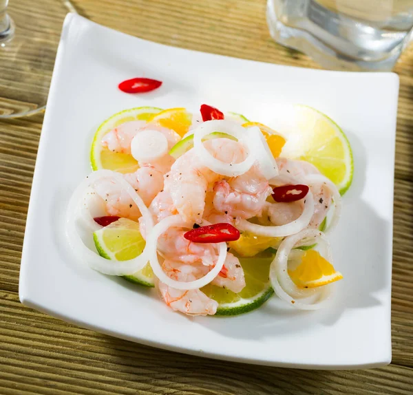 Udang ceviche dengan kapur, jeruk dan lada panas — Stok Foto