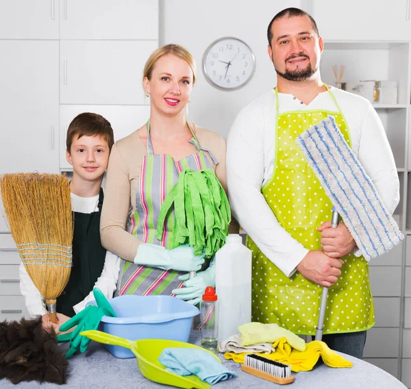 Smiling family standing, ready to cleaning — Stock Photo, Image