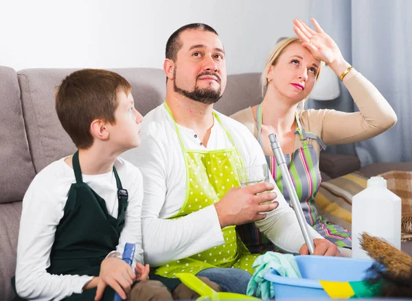 Müde Familie nach der Hausreinigung — Stockfoto