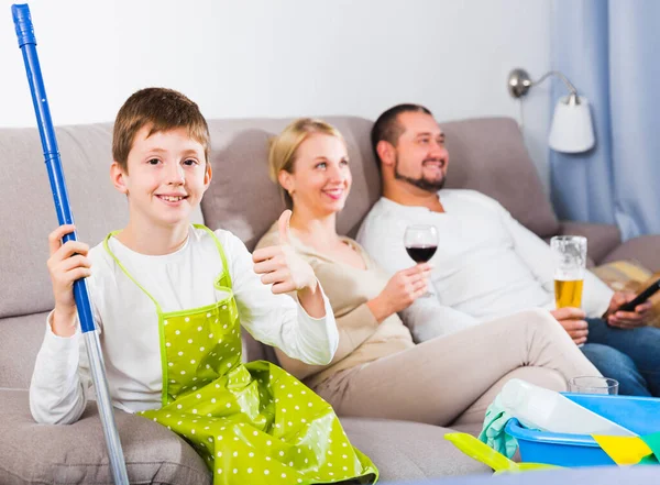 Lächelnder Junge bereit zum Putzen — Stockfoto