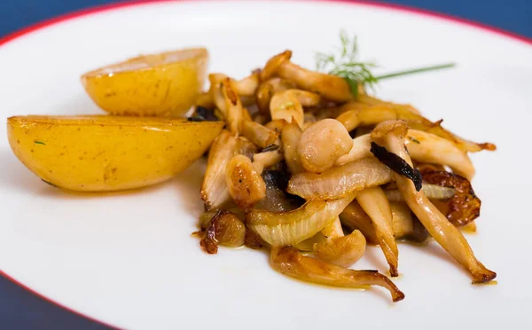 Pommes de terre de bébé frites savoureuses et cuites aux champignons shitake frits — Photo
