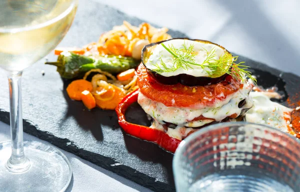 Berenjenas a la parrilla con tomates — Foto de Stock