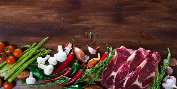 Surtido de carne cruda y verduras en escritorio de madera, ingredientes de cocina —  Fotos de Stock