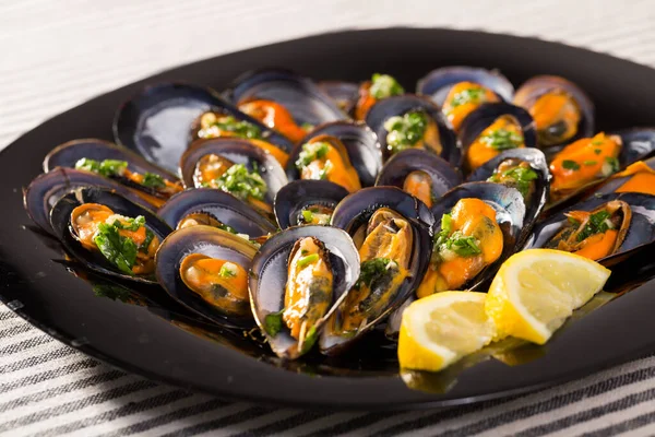 Mussels with herbs on plate — Stock Photo, Image