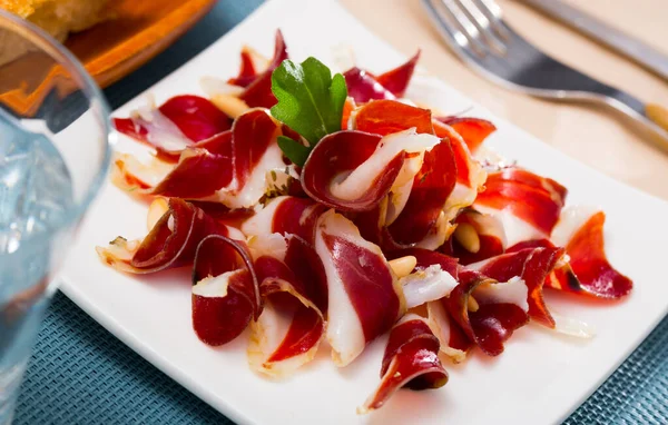 Lezzetli İspanyol yemeği - kurutulmuş ördek eti — Stok fotoğraf