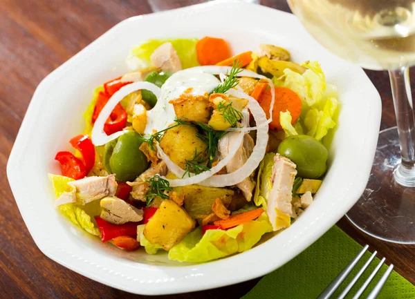 Ensalada con pollo, berenjenas, verduras — Foto de Stock