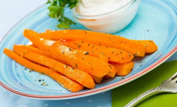 Palitos de zanahoria con salsa cremosa — Foto de Stock