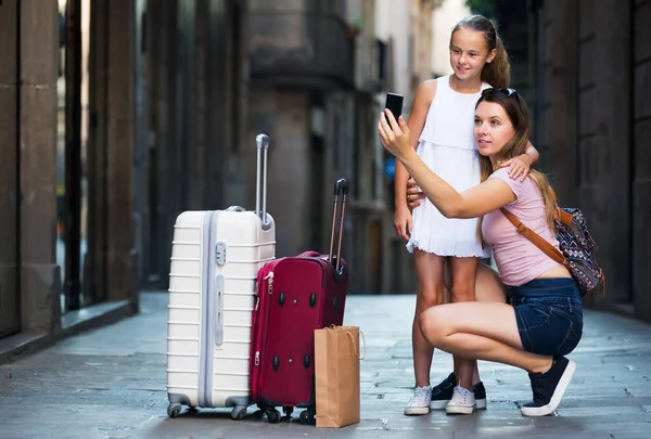 Kvinnliga turister som tar selfie — Stockfoto