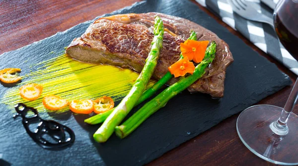 Well done beef steak with asparagus — Stock Photo, Image