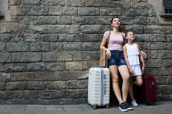 Mor och dotter med resväska — Stockfoto