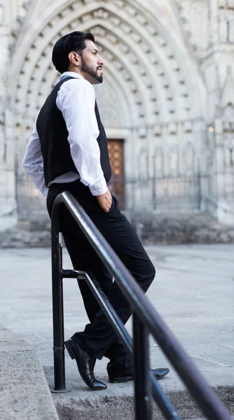 Selbstbewusster Mann posiert in der Nähe eiserner Geländer — Stockfoto