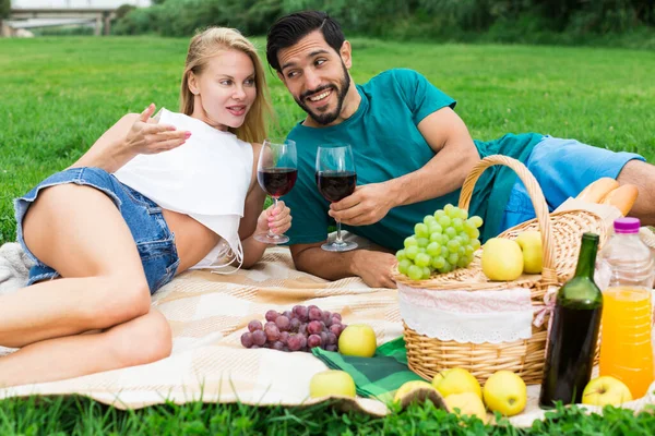 Man en vrouw liggen en ontspannen met wijnglazen — Stockfoto