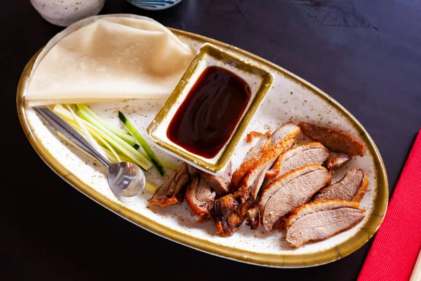 Peking eend met saus en Chinese pannenkoeken — Stockfoto