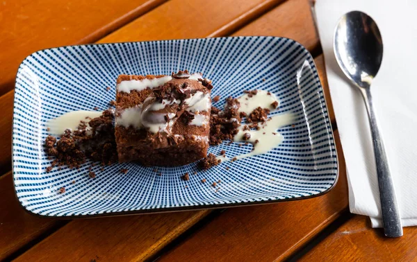 Brownie servido com ganache de chocolate e cobertura de leite — Fotografia de Stock