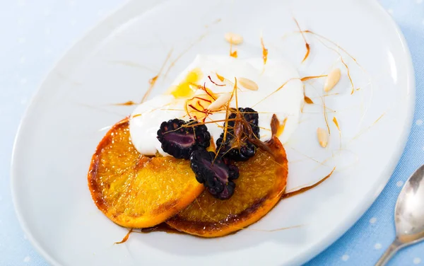 Dessert mit karamellisierten Orangen, Joghurt, Brombeeren — Stockfoto